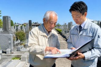 墓地管理委員長が地域墓地の管理を行う様子